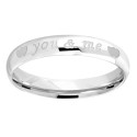 Vue de profil de la bague en acier you and me pour femme montrant sa surface et ses superbes reflets miroitants