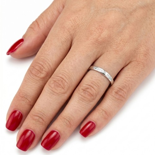 Bague anneau you & me portée à l'annulaire d'une femme pour symboliser l'amour avec un style minimaliste