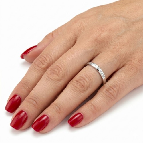 Autre angle de la bague de fiançailles portée au doigt illustrant son éclat lumineux et son design moderne