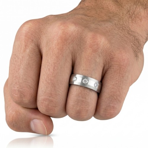 Ein weiterer Winkel des Stahlbündels, der mit dem Finger mit der Breite von 6 mm und der Brillanz seiner Steine täglich veransch