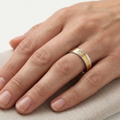 Autre angle de l'alliance en acier et or portée par une femme illustrant l'éclat précieux de sa pierre en oxyde de zirconium