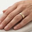 Otro ángulo de la alianza de acero y dorado planteada por una mujer que ilustra el precioso brillante de su piedra en el óxido d