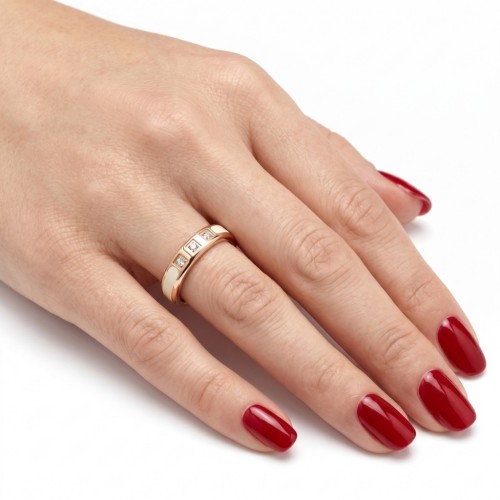 Bague anneau bicolore or rose avec bande blanche portée à l'annulaire d'une femme pour symboliser l'amour avec élégance