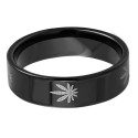 Vue de la bague en acier noir montrant le superbe contraste des gravures en forme de feuilles de cannabis