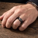 Schwarzer Ringring mit Cannabis-Mustern, die an dem ringförmigen Mann für einen lässigen Stil, originell und modern getragen wer