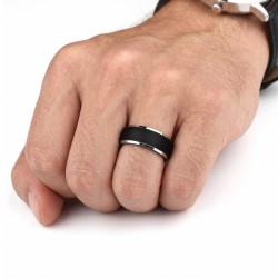 Anello moderno di alleanza per uomo in acciaio inox con ampia banda centrale bandiera e bordi d'argento 2