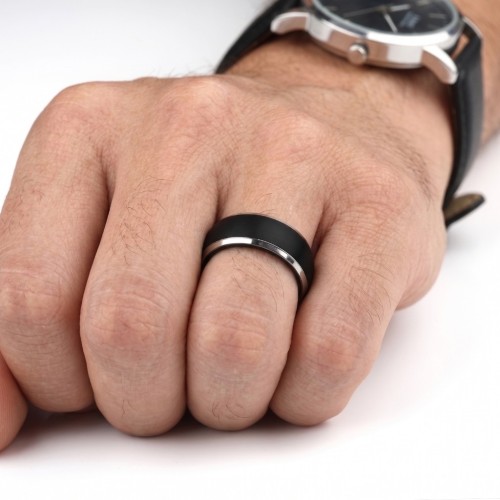 Autre angle de la bague portée au doigt illustrant sa largeur de 8mm et sa présence esthétique affirmée au quotidien