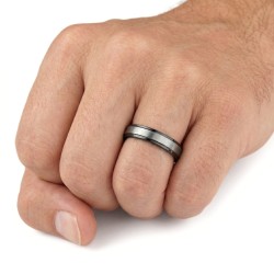 Anello moderno di alleanza per uomo e donna in acciaio inox bicolore con nastro in argento spazzolato e bordi neri 2