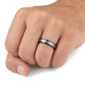Anello di alleanza bicolore con l'anulare per simboleggiare un matrimonio con uno stile elegante, minimalista e contemporaneo