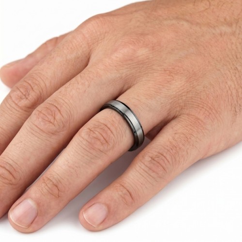 Un altro angolo dell'anello trasportato da un uomo che illustra la sua finezza di 3mm e la sua presenza discreta su base giornal