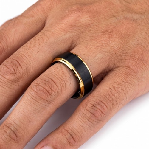Schwarzer und goldener Ringring mit einem Mann für einen eleganten, virilen und entschlossenen modernen Stil