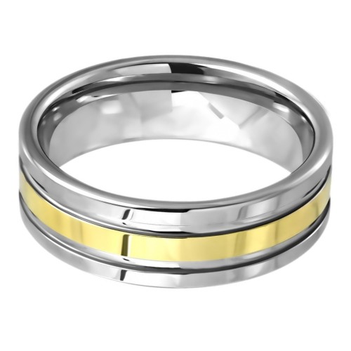 Vue de la bague homme en tungstène montrant son polissage brillant permanent et les reflets de son bandeau or
