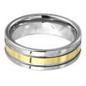 Vue de la bague homme en tungstène montrant son polissage brillant permanent et les reflets de son bandeau or