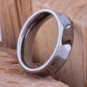Vista del perfil del anillo de tungsteno que muestra la curvatura elegante de su cara cóncava y de pulido permanente