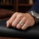 L'anello ultra lucido del carburo di tungsteno concavo elegantemente indossato da un uomo