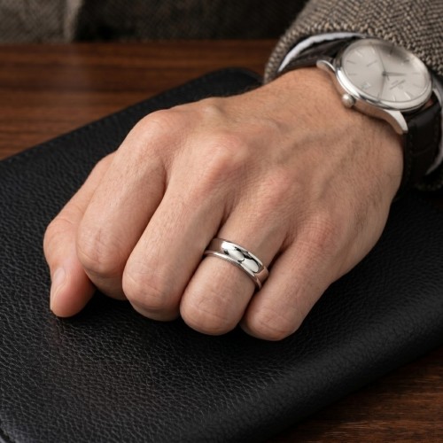 Other angle of the ring illustrating the purity of its indestructible tungsten carbide and waterproof daily