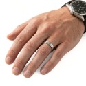 Anello di alleanza minimalista da 5 mm che raggiunge l'anulare di un uomo per uno stile chic, discreto e senza tempo