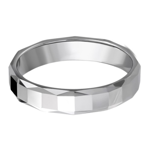 Vue de la bague homme en tungstène montrant l'élégant travail géométrique des facettes et son poli miroir
