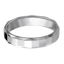 Ansicht des Mannrings in Wolfram, der die elegante geometrische Arbeit der Facetten und der Spiegelpolitur zeigt