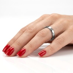Bague alliance moderne pour femme en carbure de tungstène avec bords biseautés et rectangles sculptés en facettes 2