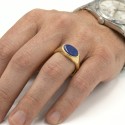 Chevalière en lapis-lazuli portée à l'annulaire d'un homme pour un style masculin, élégant et intemporel