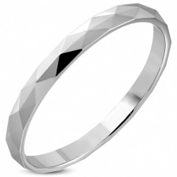 Modern alliance ring for men in tungsten carbide with carved surface of rolled beveled facets
