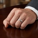 3mm minimalist alliance ring reaching the annular of a man for a chic, discreet and timeless style