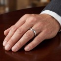 Anillo de la alianza moderna 3mm con Rhombus usado por un hombre para un estilo elegante y atemporal