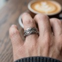 Autre angle de la bague rotative illustrant son mécanisme fluide conçu pour aider un homme à évacuer les tensions au quotidien