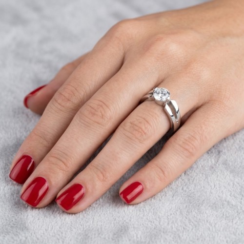 Solitaire promise ring on the annular woman to symbolize love with an elegant and bright style
