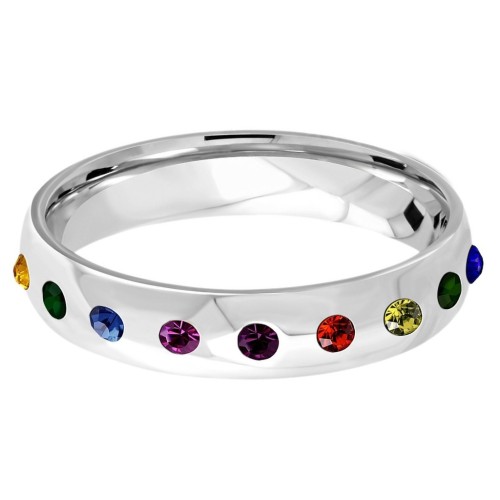 Vista de perfil del anillo LGBT que muestra su forma ligeramente curvada y el brillo festivo de sus piedras multicoloras ligeras