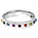 Vista de perfil del anillo LGBT que muestra su forma ligeramente curvada y el brillo festivo de sus piedras multicoloras ligeras