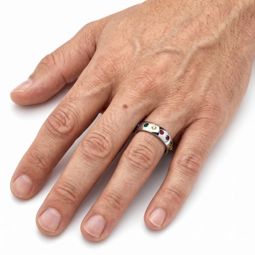 Rainbow engagement ring on the annular to celebrate love and pride with an elegant and assumed style