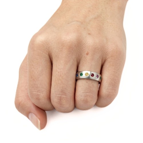 Ring, der von einer Frau getragen wird, die ihre schöne Präsenz an ihrer Hand und den brillanten Reflexionen ihrer mehrfarbigen 