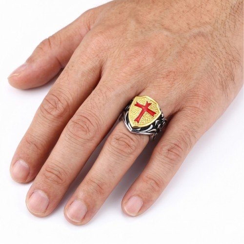 Imponendo anello templare con la mano di un uomo che afferma un maschio, stile medievale e pieno di carattere