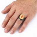 Imponendo anello templare con la mano di un uomo che afferma un maschio, stile medievale e pieno di carattere