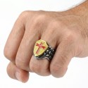 Altro angolo del cavaliere con Blason Templare con Fleur de Lils guidato da un uomo