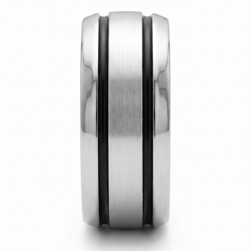 Vue de profil de la bague large en acier montrant la belle finition et la légère profondeur géométrique des lignes noires
