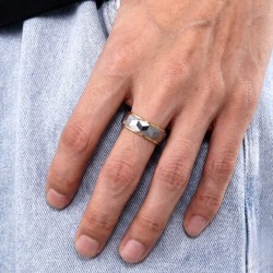 Anello moderno di alleanza per gli uomini in metallo duro dorato intagliato intagliato con sfaccettature geometriche 2