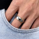 Anderer Winkel des handschriftlichen Rings, der seine schöne Breite von 8 mm und ihren dauerhaften Polierschutzti-Streifen tägli