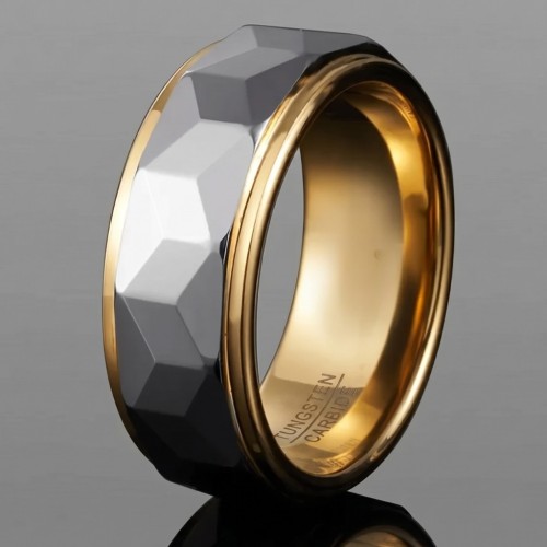 Vista de perfil del anillo de tungsteno que muestra el trabajo facetado elegante y el brillante contraste de los bordes de oro