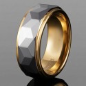 Vue de profil de la bague en tungstène montrant l'élégant travail des facettes et le contraste lumineux des bords dorés