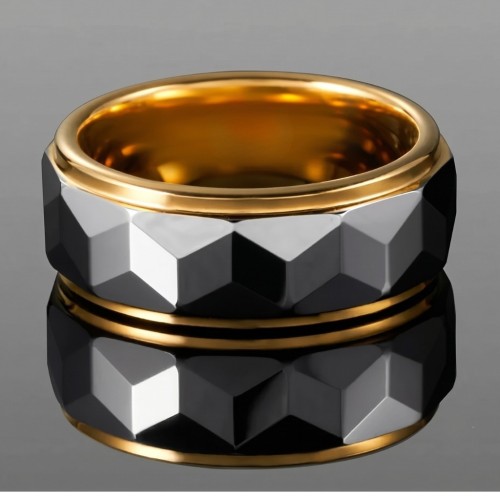 Vue de la bague en tungstène bicolore avec facettes argentées et bords et intérieur dorés