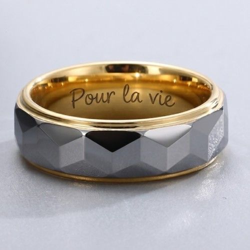 Concentrati sull'interno dorato perfettamente liscio dell'anello perfetto del tungsteno per una delicata incisione personalizzat