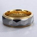 Focus sur l'intérieur doré parfaitement lisse de la bague en tungstène parfaite pour une délicate gravure personnalisée