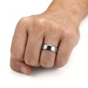 Vue sur la bague pour homme en tungstène soulignant ses propriétés inrayables et sa résistance totale à l'eau