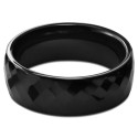 Vista del perfil del anillo de cerámica minimalista que muestra el trabajo arquitectónico elegante de las facetas y sus reflejos