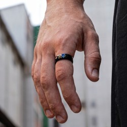 Modern and wide ring ring for men in black ceramic with carved surface of multiple geometric facets 2
