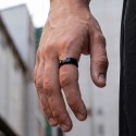 Anillo de cerámica negra de 8 mm que llega al anular de un hombre para un estilo audaz, minimalista y masculino