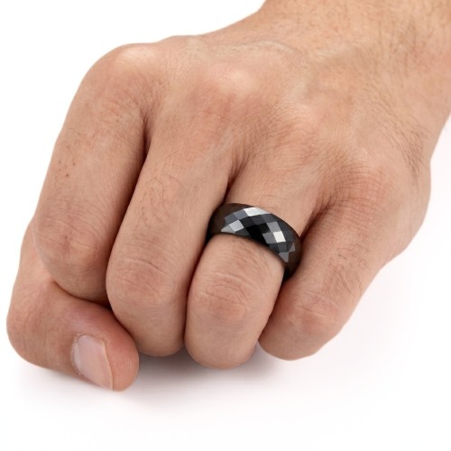 Anillo de cerámica de 8 mm de ancho con color negro de color negro facetado